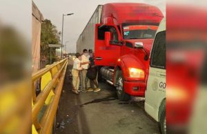 Detienen a trailer que transportaba de manera ilegal a migrantes