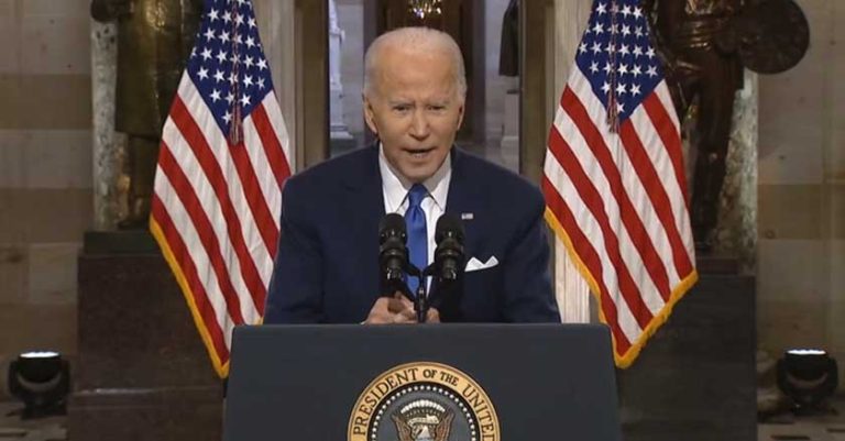 Biden culpa a Trump por asalto al Capitolio