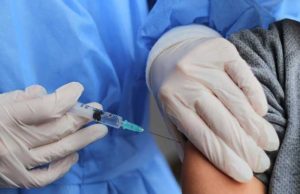 Jóvenes acuden a vacunarse ante posible regreso a clases