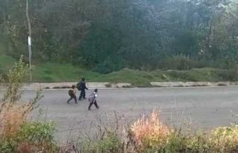 Niños son expulsados de la escuela por ser hijos de militantes de morena