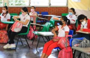 En plena cuarta ola, hostiga SE a maestros con regreso a aulas