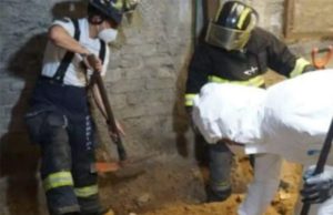 Hallan semienterrado cuerpo de mujer en Pachuca