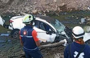 Muere conductor al caer a canal de aguas negras