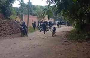 Maestros de CNTE intentan bloquear vías de ferrocarril; se enfrentan con policías