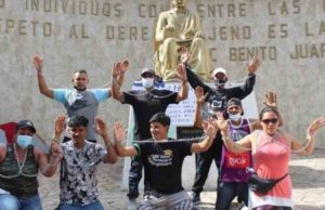 Se encadenan 10 migrantes en Chiapas para exigir documentos