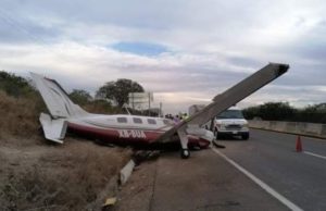 Avioneta aterriza en la autopista, este domingo en Sinaloa