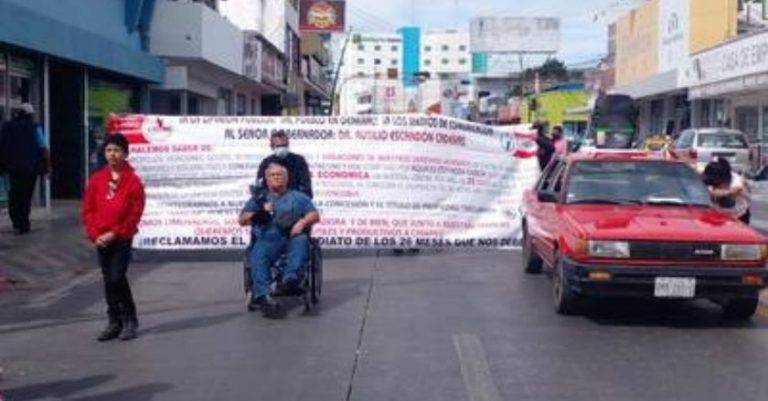 Continúan manifestandose socios del Conejobús