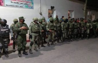 Pobladores de Quechultenango, Guerrero, retienen a militares y policías