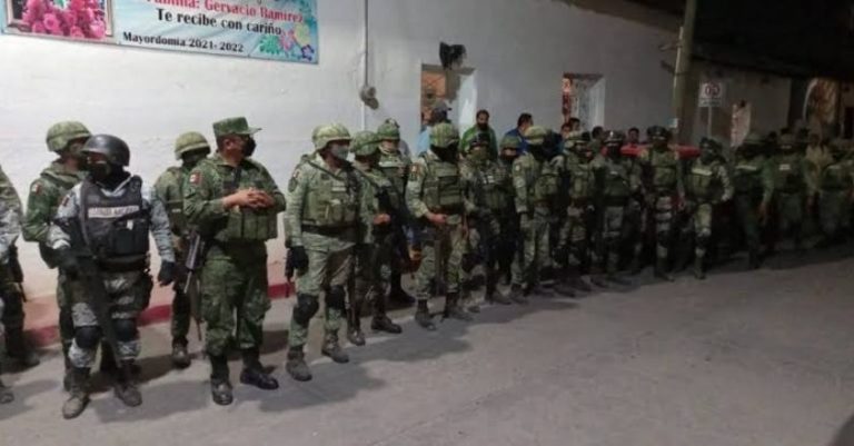 Pobladores de Quechultenango, Guerrero, retienen a militares y policías