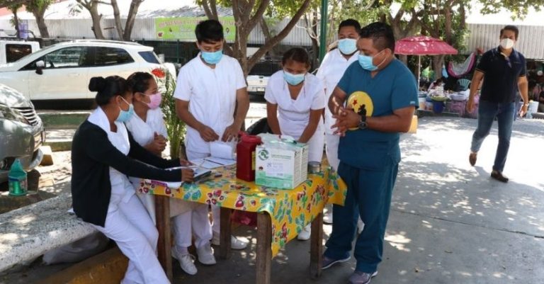 Implementan módulos itinerantes de vacunación Covid-19 en mercados de Tuxtla Gutiérrez