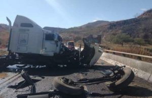 Fuerte accidente de un tráiler deja carretera bloqueada
