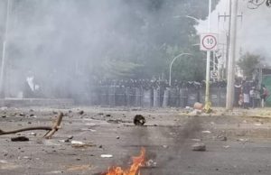 Migrantes se enfrentan a la Guardia Nacional