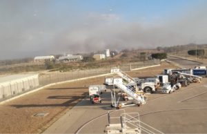 Fuerte incendio de pastizal en el aeropuerto Ángel Albino Corzo