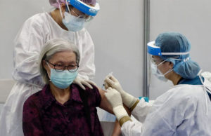 Muertes por COVID suben un 40% en el mundo