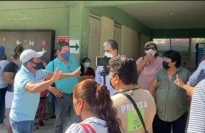 Insultos entre maestros y padres de familia en una escuela de Tuxtla