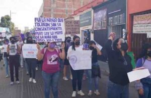 Feministas marchan en Cintalapa