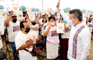 Rutilio Escandón entrega 337 lotes en Huixtla a familias y área de donación para la construcción del Cobach