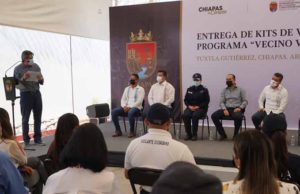 Reciben Vecinos Vigilantes equipamiento en Tuxtla