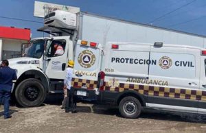 Elementos de la policía y protección civil brindan auxilio a conductor