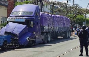 Trailer se queda sin frenos y embiste varios vehículos