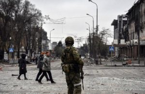 Putin anuncia toma de Mariúpol aún con soldados ucranianos en planta siderúrgica