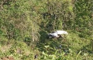 Mueren dos personas en volcadura de camión