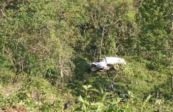 Mueren dos personas en volcadura de camión