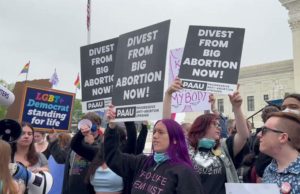 Se manifiestan por la amenaza de anulación del derecho al aborto en EU