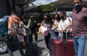 Bloquean taxistas la Terminal 1 del aeropuerto capitalino