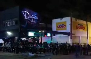 Una balacera causa la muerte de una persona y deja a seis más heridas afuera de bares de Cancún