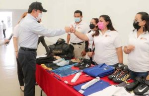 Abandera Ejecutivo a equipo de atletas