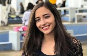 Hombre se baja de un automóvil en el motel Nueva Castilla donde desapareció Debanhi