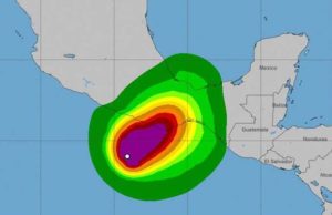 México empieza a sentir la furia del huracán Agatha, de categoría 2