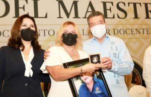 Entrega Rutilio Escandón distinciones a docentes