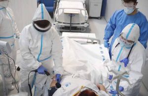 Crece polémica con médicos: faltan plazas, salarios bajos…