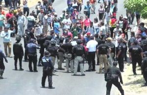 Migrantes bloquean libramiento norte de Tuxtla Gutiérrez, Chiapas