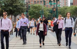 Adiós a los trajes tradicionales, así es el nuevo código de vestir en Estados Unido