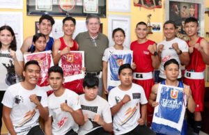 El alcalde Carlos Morales y la casa editorial y productora Trascender Online entregan uniformes a jóvenes boxeadores
