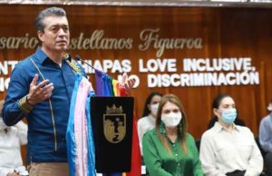 Rutilio entrega “Distintivos Chiapas Love Inclusive”