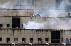 Decenas de presos mueren en motín en cárcel de Colombia