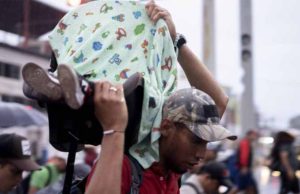 Una nueva caravana de migrantes avanza hacia EU entre temores por posibles abusos