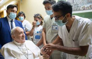 Frágil estado de salud del Papa Francisco desata rumores de renuncia