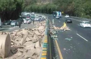 Camión que transportaba rollos de papel vuelca en la México-Cuernavaca