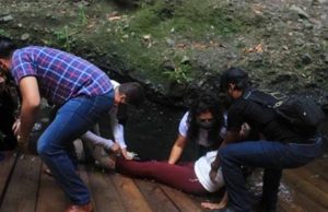 Se rompe puente colgante: resultan heridos alcalde de Cuernavaca, esposa y comitiva