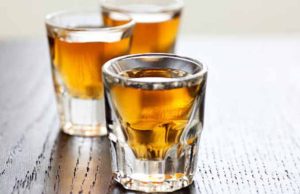 “13 mil pesos por dos shots de whisky”; exhiben costumbres poco éticas de los meseros