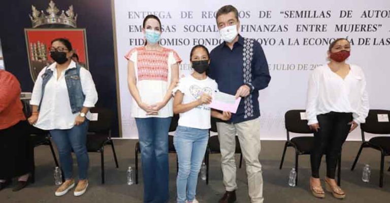 Entrega Rutilio Escandón recursos del Fondo de Apoyo a la Economía de las Mujeres