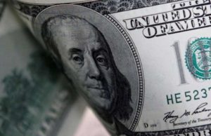 Peso pierde 28 centavos por avance del dólar y temor a la inflación
