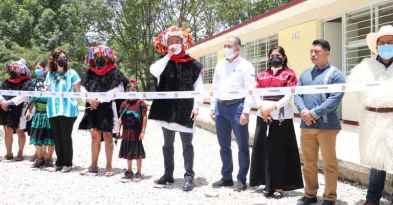 En Chenalhó, se entregaron obras educativas, calles, ayudas técnicas y lentes