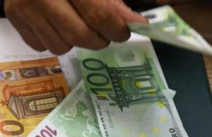 Euro cayó por debajo del dólar por primera vez en dos décadas