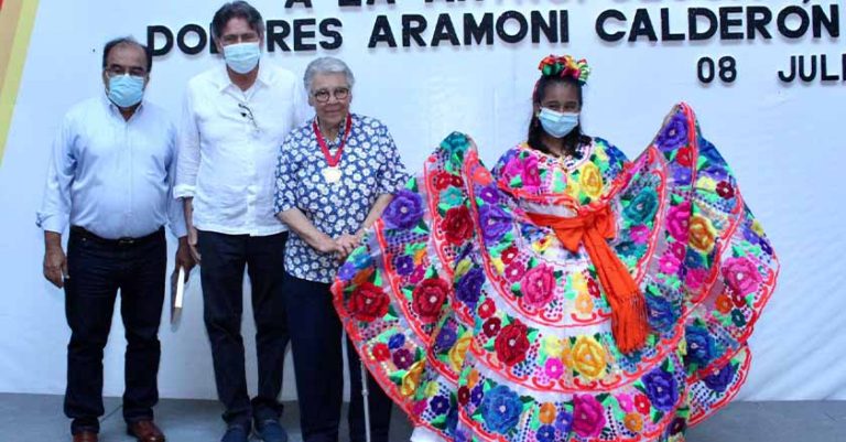 Entrega Carlos Morales  la medalla “Joaquín Miguel Gutiérrez” a la antropóloga Dolores Aramoni Calderón